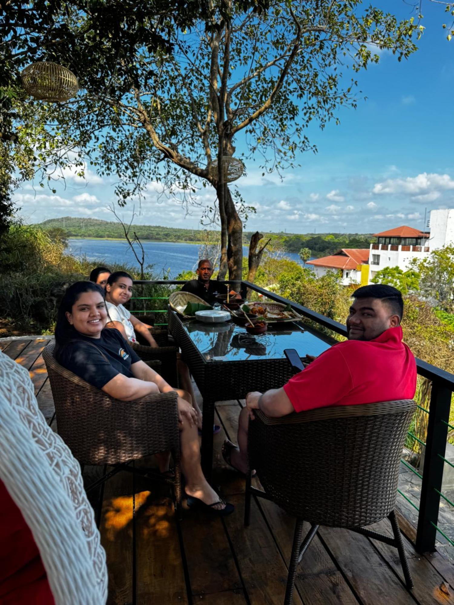 Sundown Lake Hotel & Spa Habarana Exterior photo